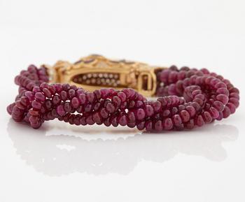 Cartier armband 18K guld med fasettslipade rubiner och runda briljantslipade diamanter.