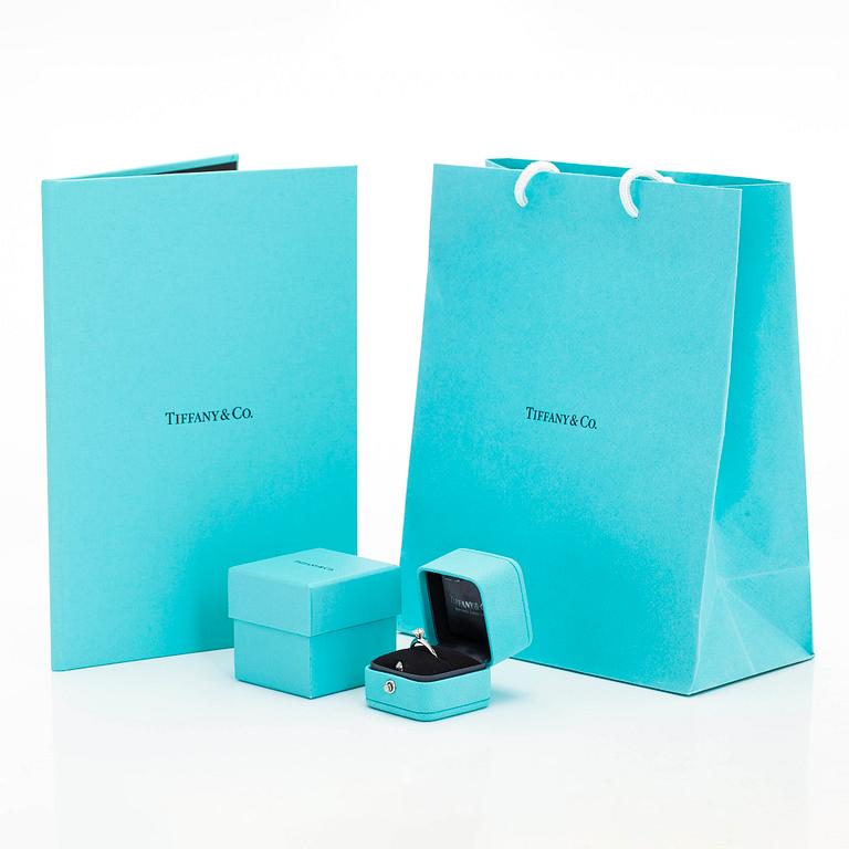 Tiffany & Co, a platinum ring with a brilliant-cut diamond 0.48 ct. With certificate.