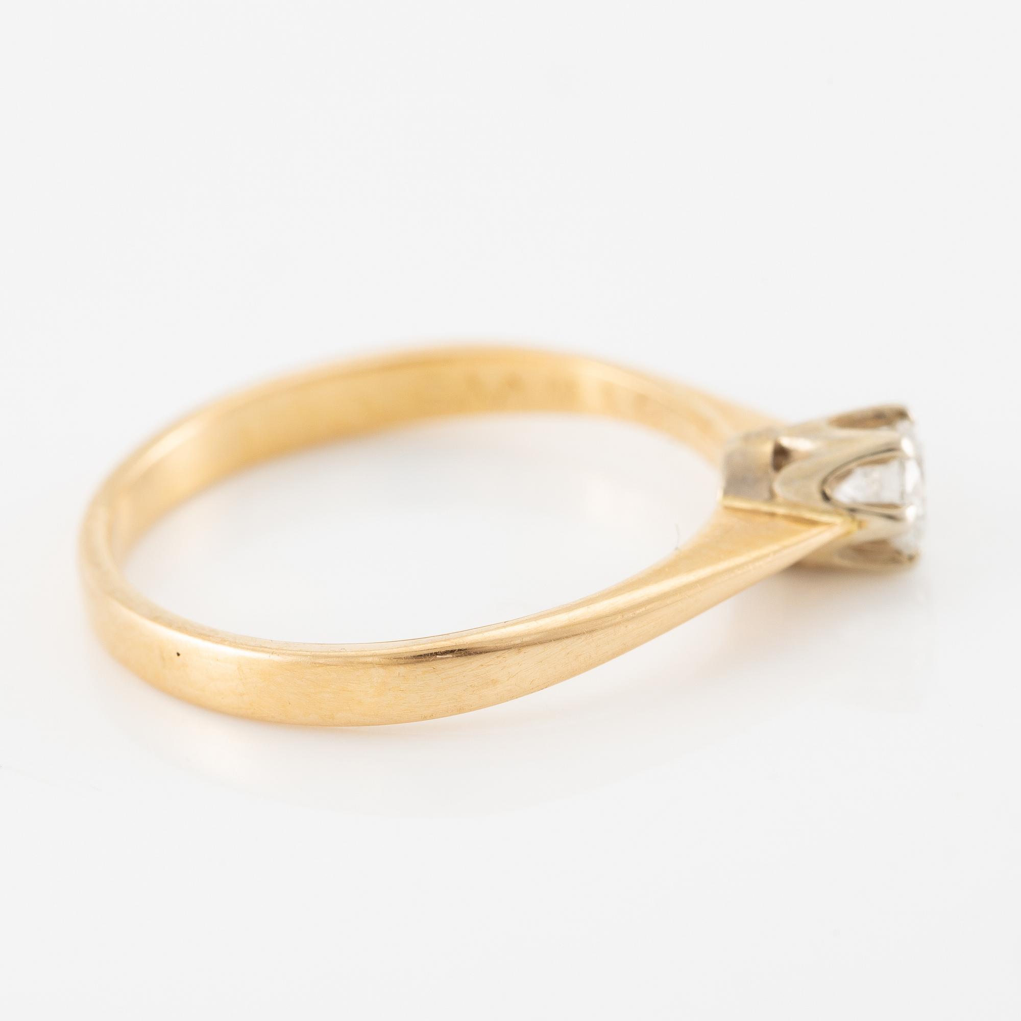 Ring in 18k gold set with a round brilliant-cut diamond.