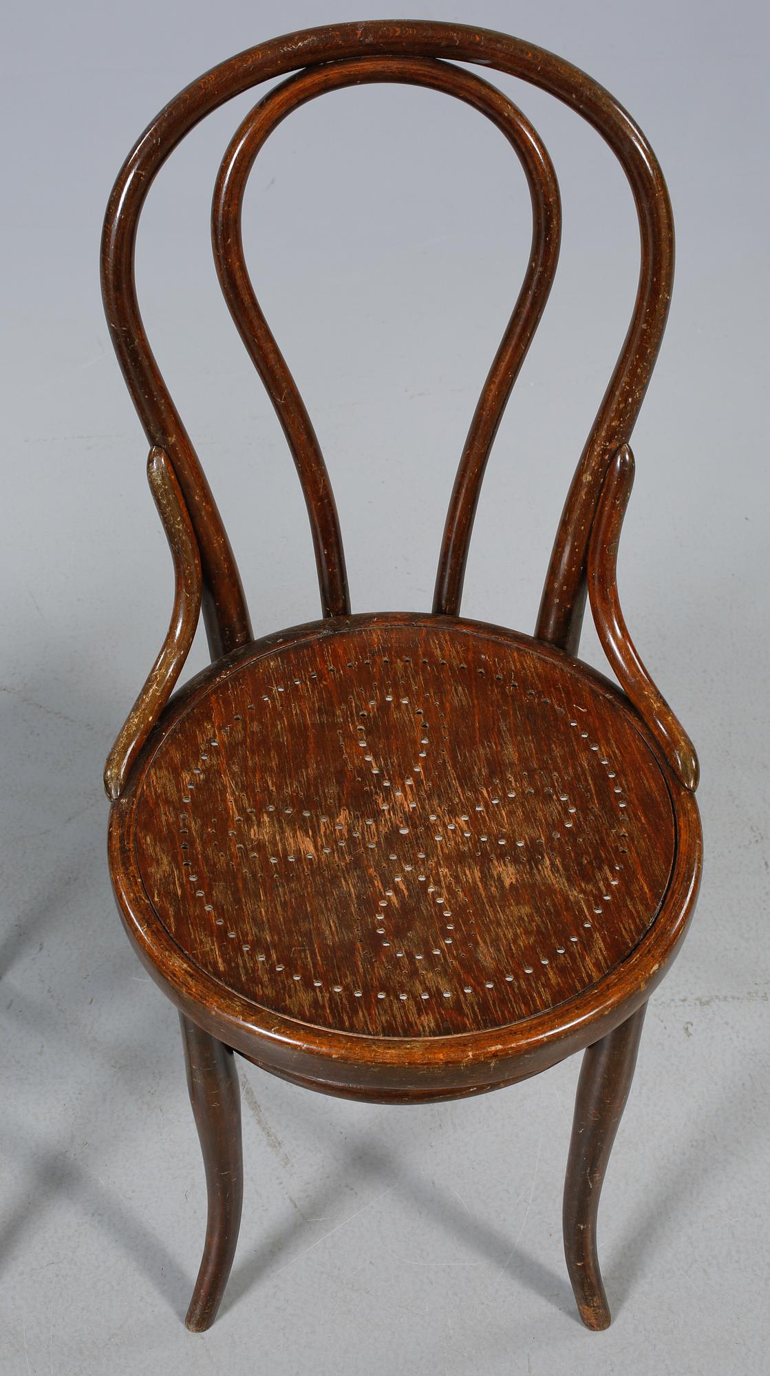 STOLAR, ett par, Thonet, stämpelmärkta, 1900-talets första del.