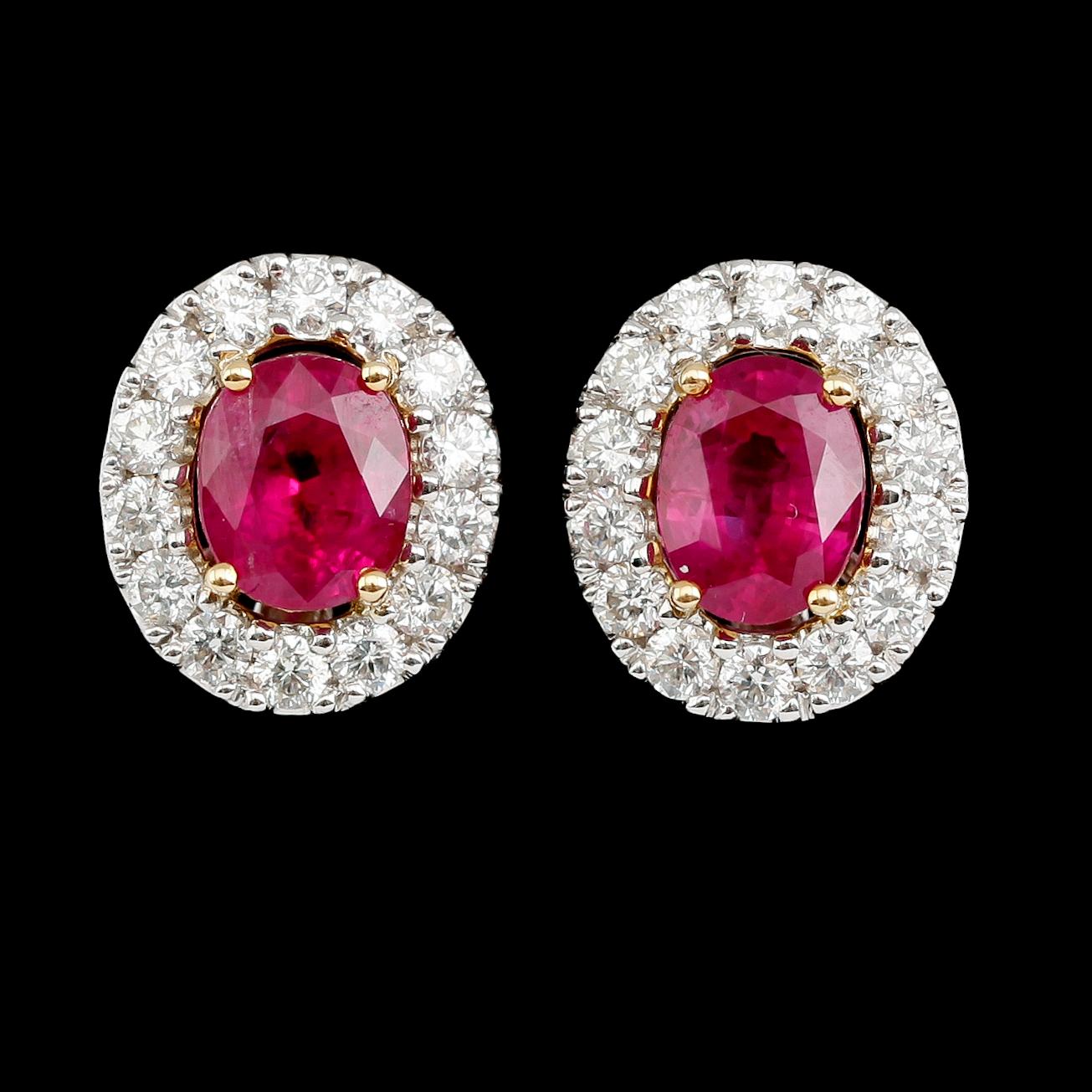 ÖRHÄNGEN, 1 par, 18 k vit/gult guld, rubiner tot ca 3.24 ct, briljantslipade diamanter tot ca 1.35 ct.