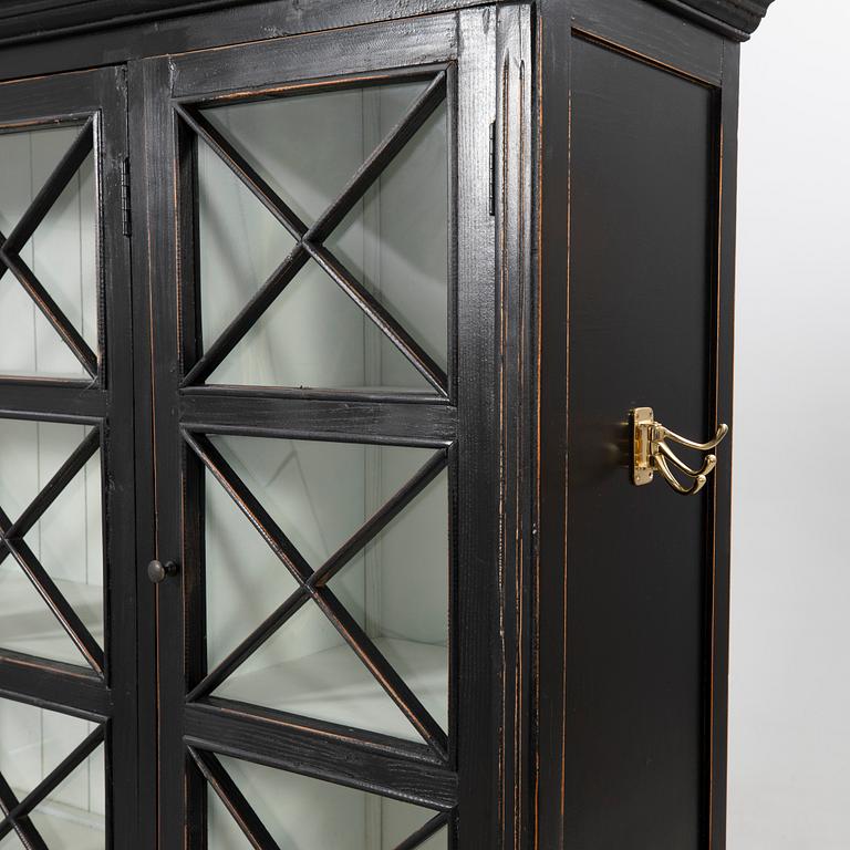 Vitrinskåp, 1900-talets första hälft.