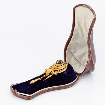 Brooch/pendant, 18K gold with half-pearls and black enamel. Malmö 1872.