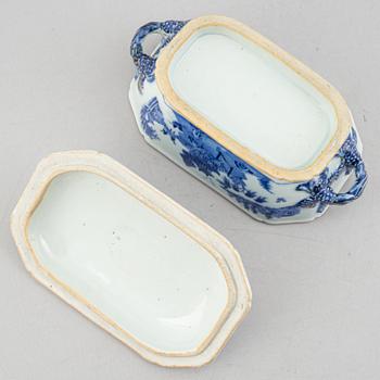 A blue and white butter tureen with cover, Qing dynasty, Qianlong (1736-95).