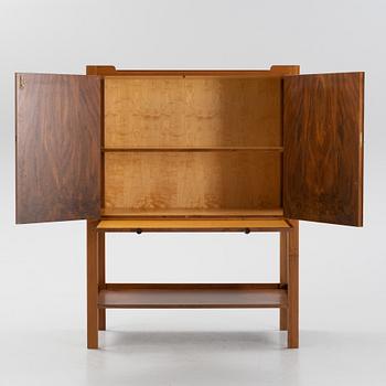 Josef Frank, skåp, modell 2135, Firma Svenskt Tenn, enligt uppgift 1980-tal, specialbeställd variant i valnöt.