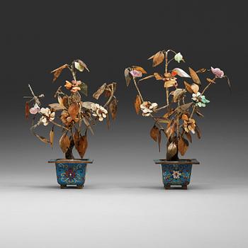 A pair of cloisonné jardinières with jade, amethyst and hardstone flowers, Qing dynasty (1644-1912).