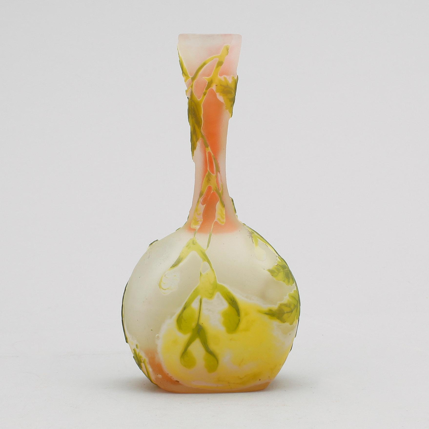VAS, glas, Emile Gallé, Frankrike, jugend, 1900-talets första hälft, sign Gallé med stjärna.