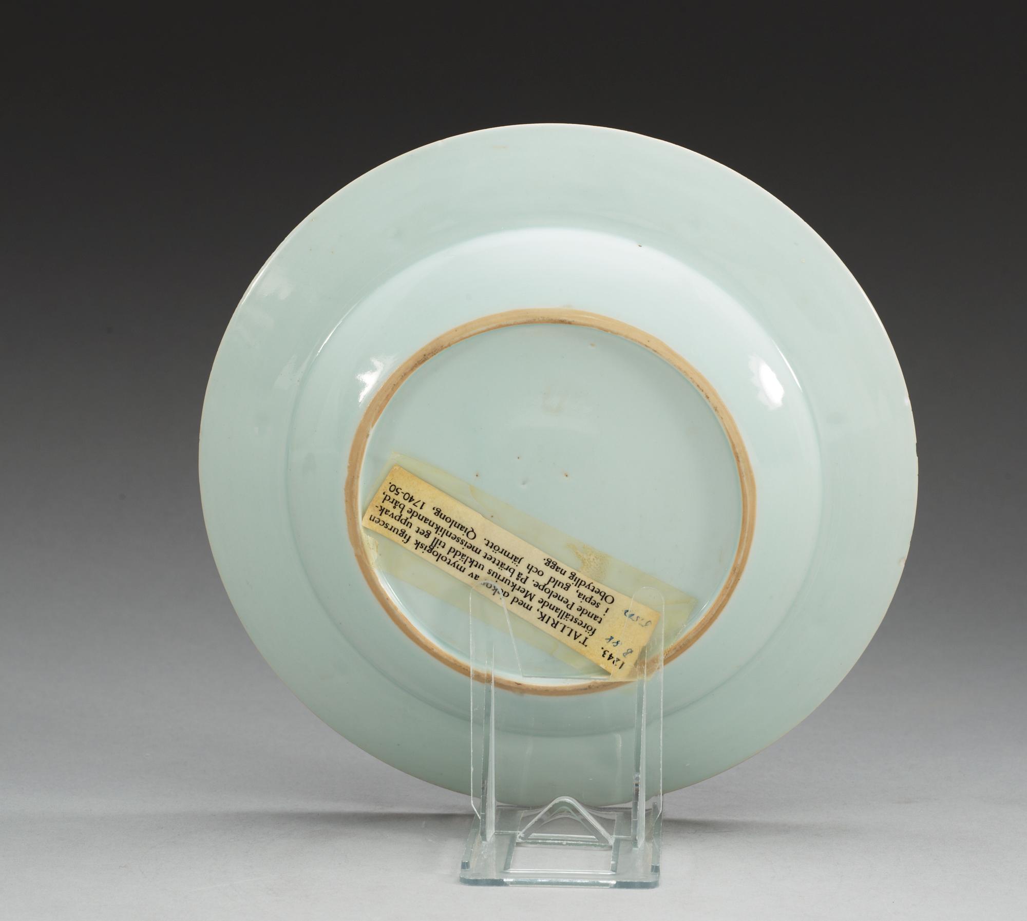 A grisaille decorated 'European-Subject' dinner plate, Qing dynasty, Qianlong (1736-95).
