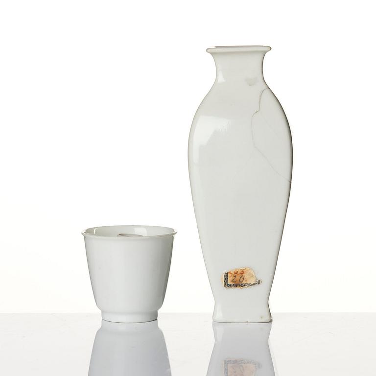 Vas, samt koppar, tre stycken, blanc de chine. Qingdynastin, 1700-tal.