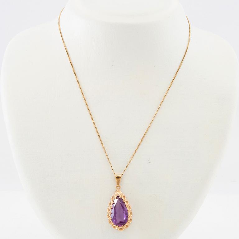 Necklace gold with a faceted synthetic purple sapphire.