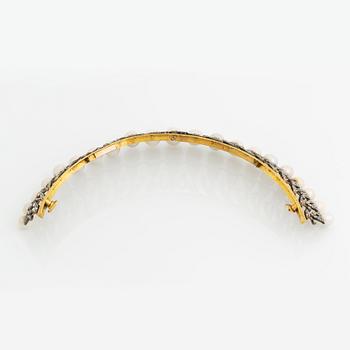 Garnityr bestående av en tiara, en collier, en brosch och ett par örhängen i orginaletui, 1800-tal.