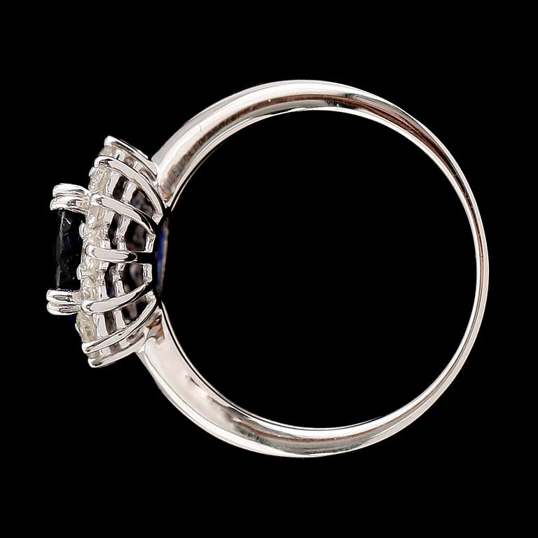 RING, 18 k guld, blå kyanit ca 3.05 ct, 14 briljantslipade diamanter tot ca 0.48 ct.