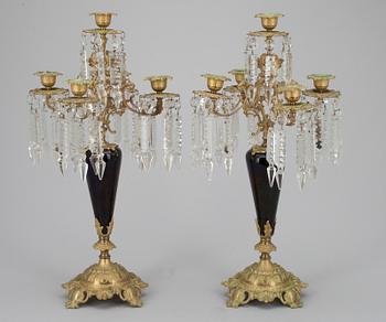 KANDELABRAR, ett par, brons och keramik, tidigt 1900-tal.