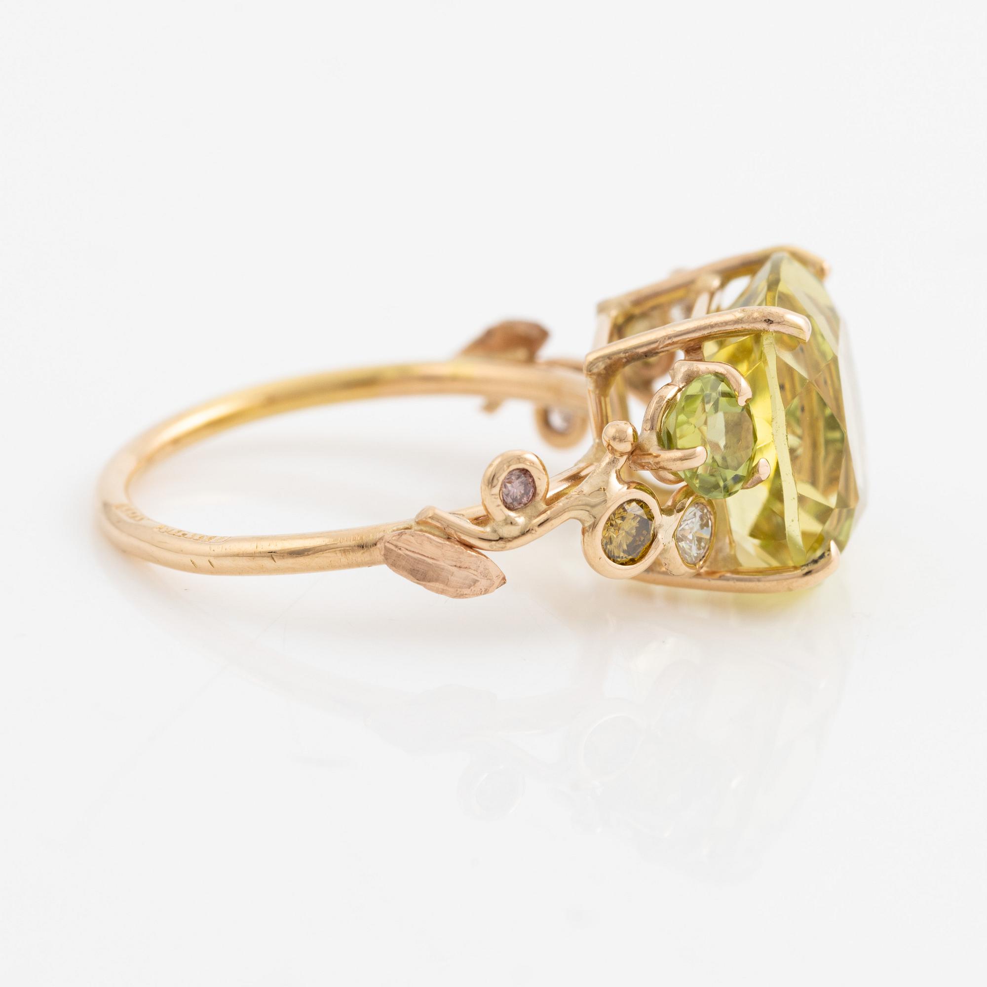Ring, Mandelstam, 18K guld med limekvarts, peridot och briljantslipade diamanter.