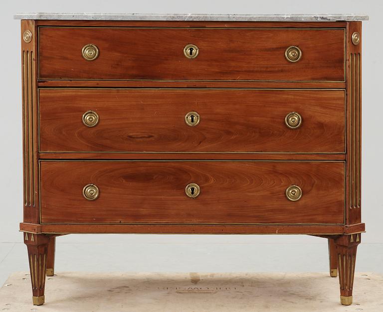 BYRÅ, sengustaviansk, omkring 1800.