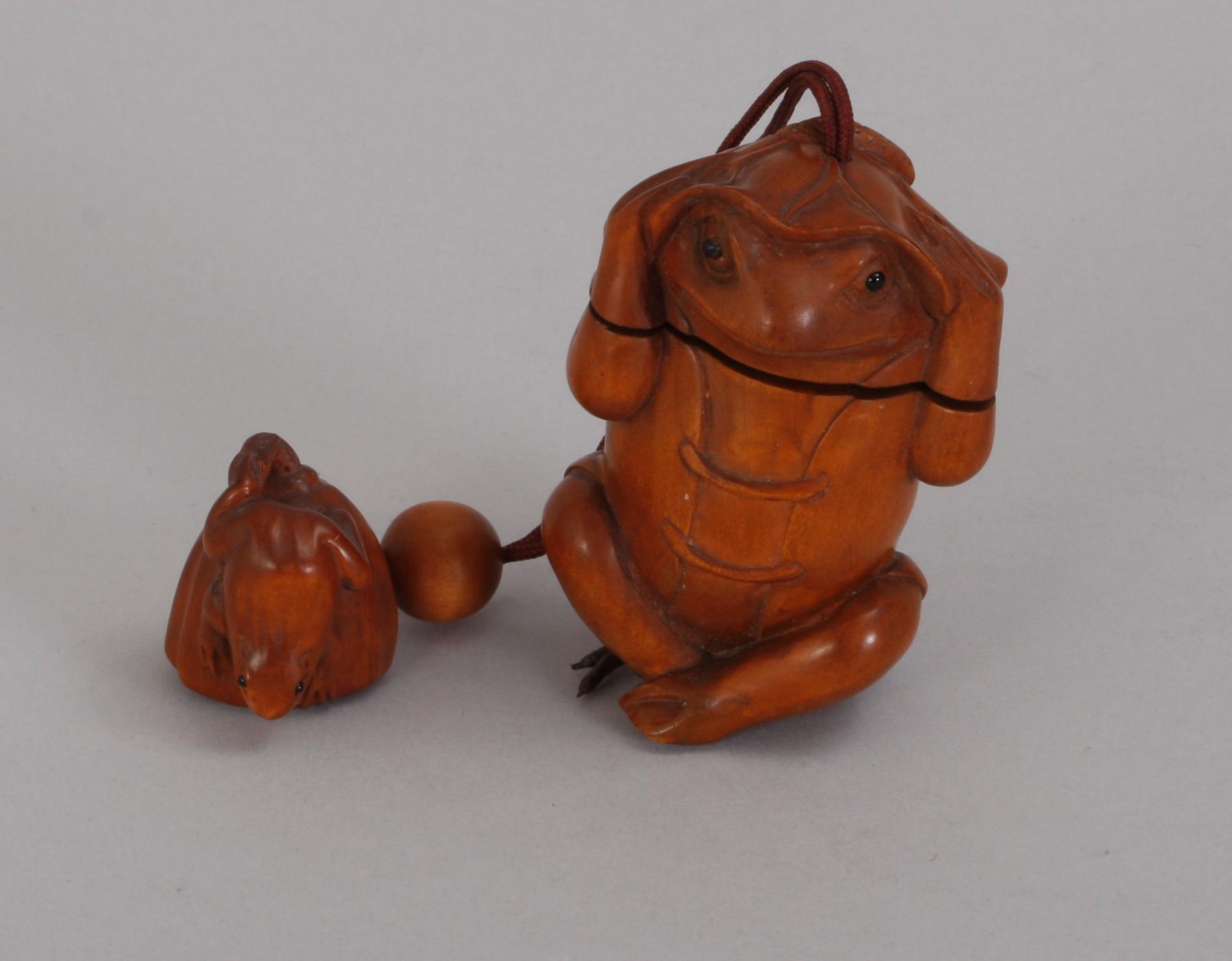 INRO med NETSUKE. Trä, Japan. Sign.