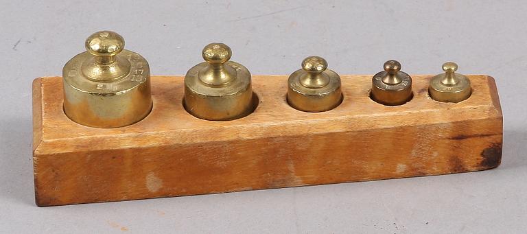 BRÄNNVINSMÅTT, 3 st, samt VIKTSATS, koppar och mässing, 1800, 1900-tal.