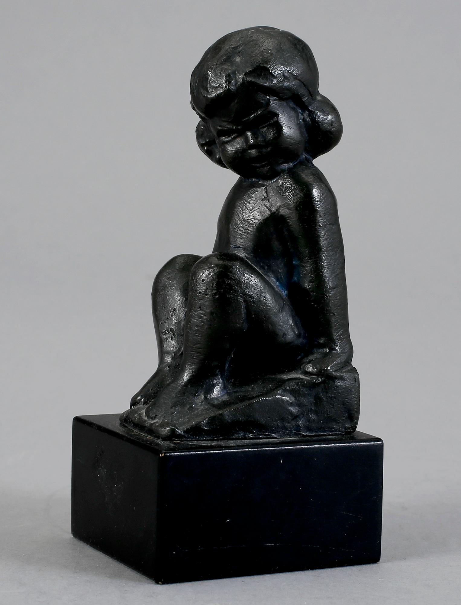 CARL EINAR BORGSTRÖM. Skulptur, brons, sittande flicka, monogramsignerad ceb. 1900-tal.