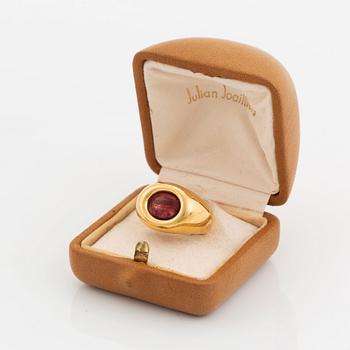 Pomellato ring 18K guld med en cabochonslipad rubelit.