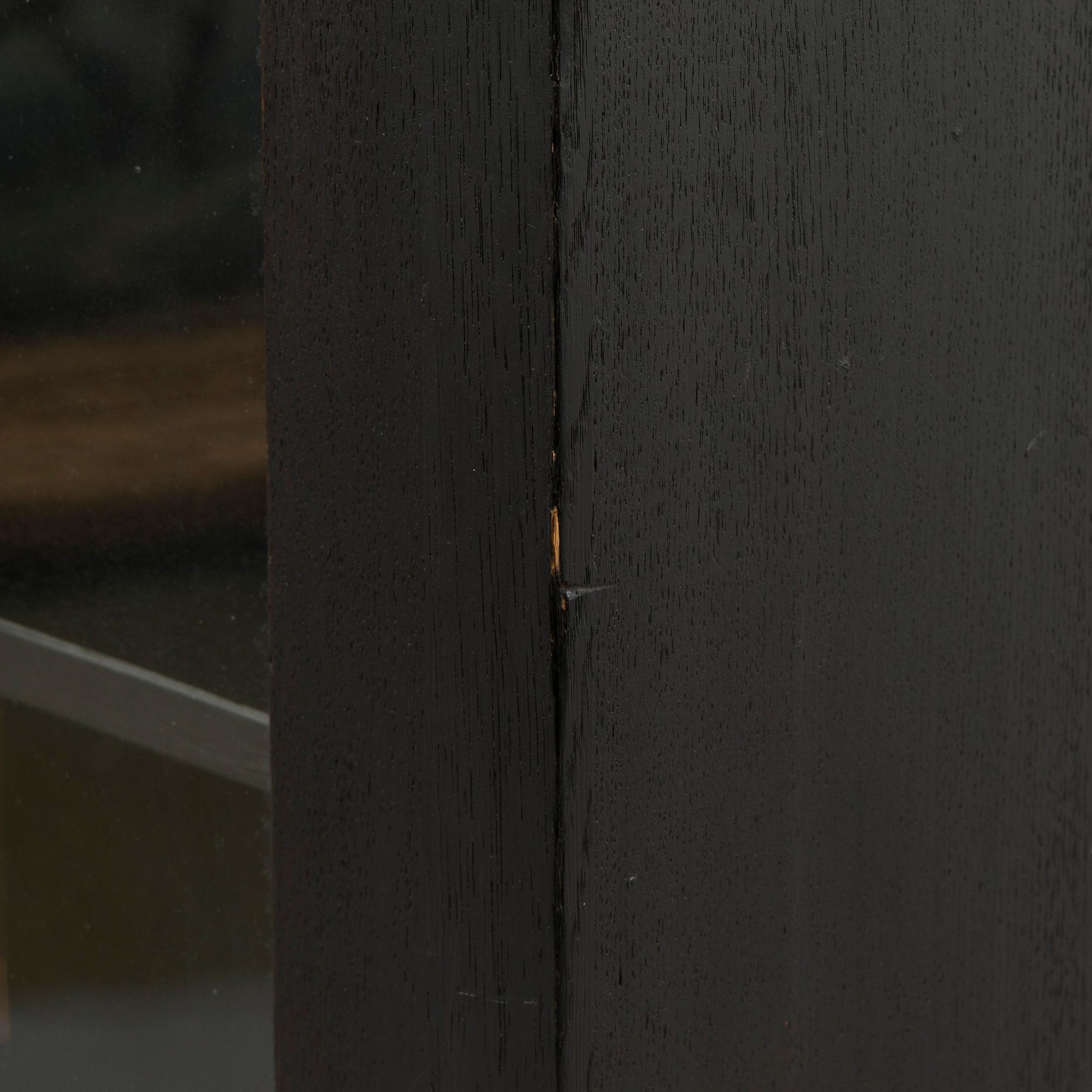 Vitrinskåp, 1900-talets första hälft.