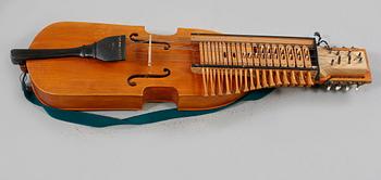 NYCKELHARPA, 1900-talets andra hälft.