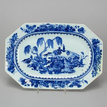 A pair of blue and white serving dishes, Qing dynasty, Qianlong (1736-95).