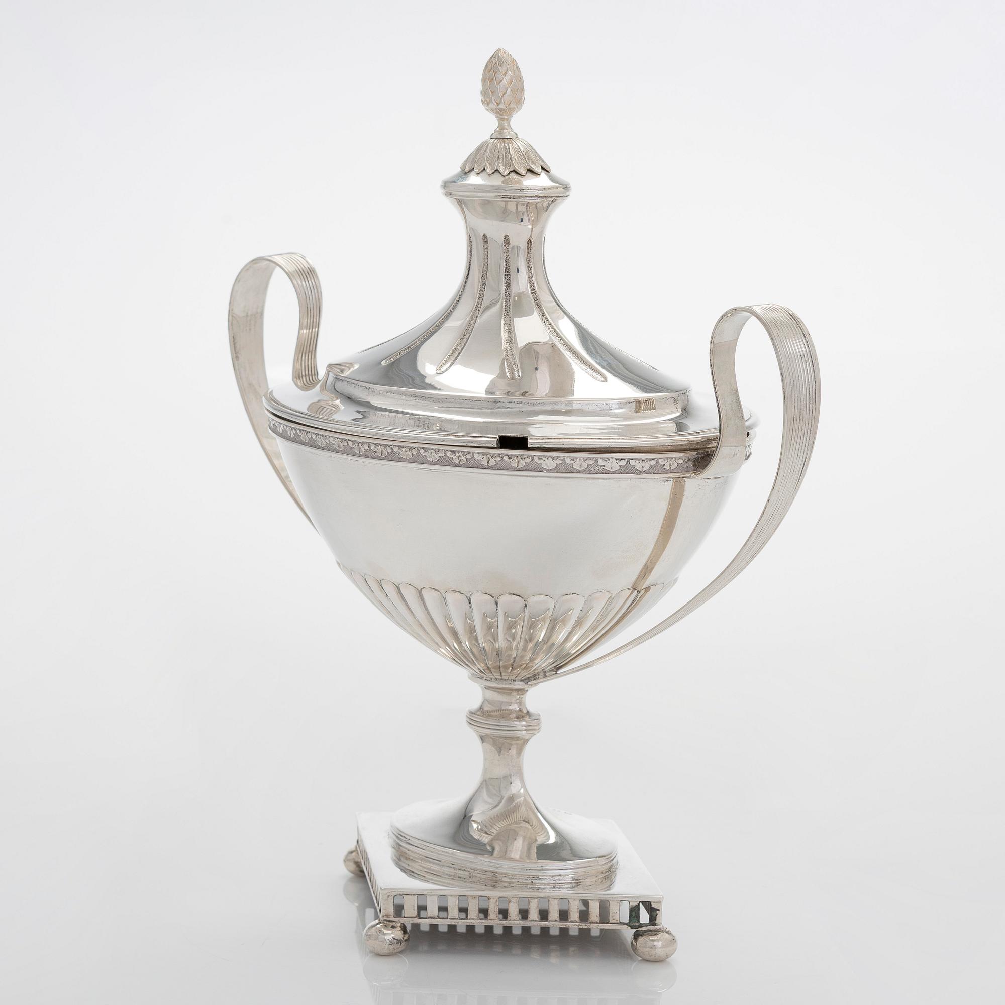 Sockerskål och sockersked, silver, Gustaviansk stil, GAB, Stockholm 1918 och Erik Linderoth, Motala 1915.