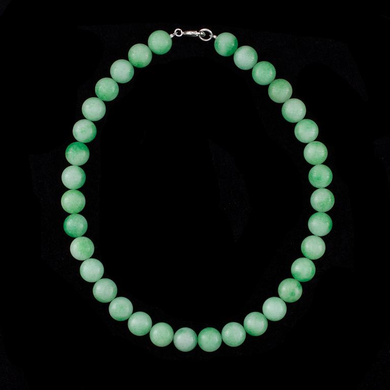 KAULAKORU, värjätty kvartsiitti, hopealukko. Kiina, 1900-luvun loppu.