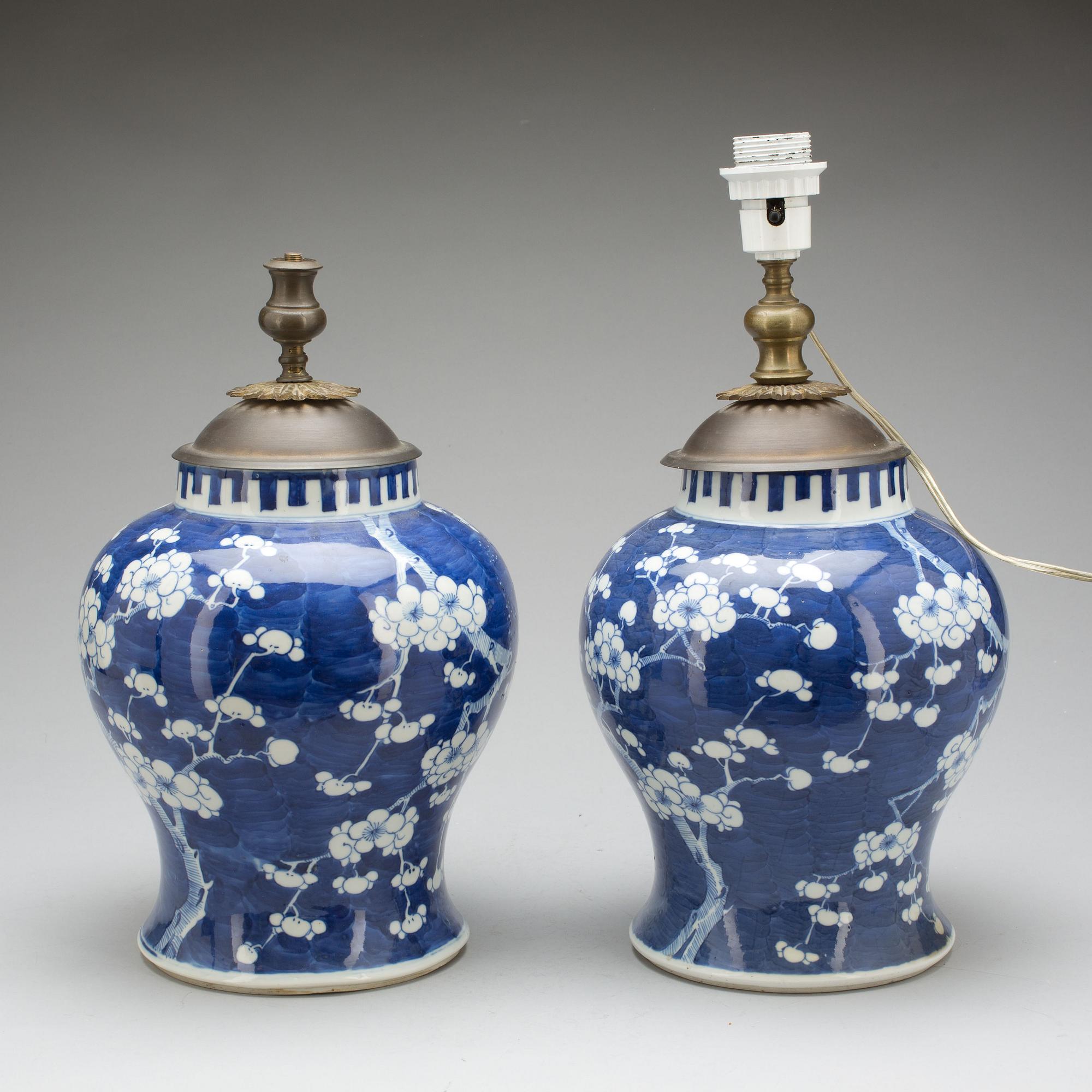 BORDSLAMPOR, två st. Porslin, Kina. Kangxistil, 1900-tal.