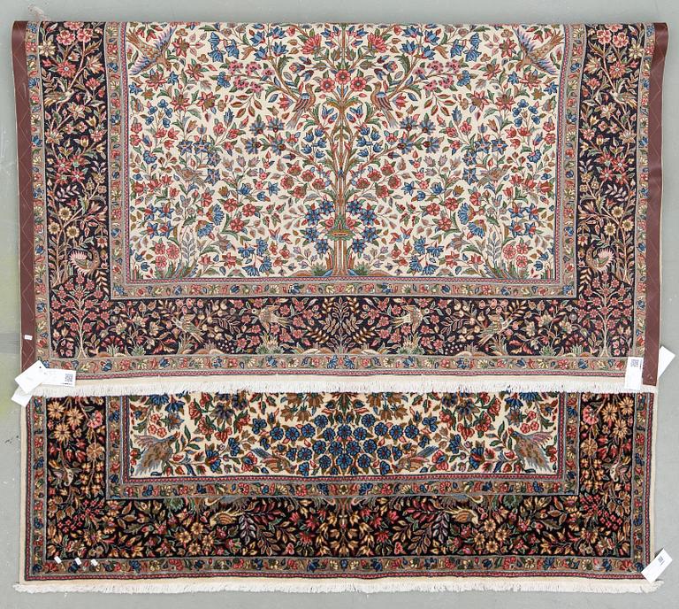 MATTA, sannolikt Kirman Ravar. Ca 265x180 cm.