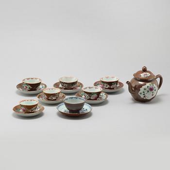 A porcelain teapot and seven cups from China, 18th century.