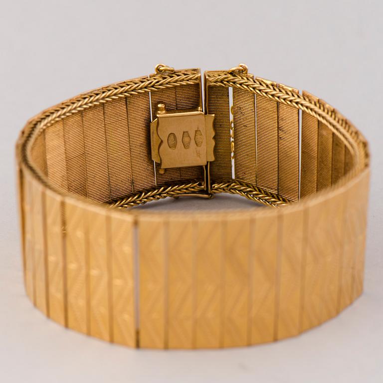 A BRACELET, 18K gold. Uno A Erre, Italy.