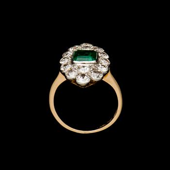 A RING, 18K gold, emerald, old cut diamonds. Oskar Lindroos, Helsinki 1926.