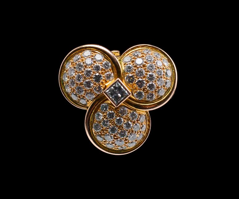 A PENDANT, princess- and brilliant cut diamonds c.1.14 ct.   18K gold. Weight 5 g.