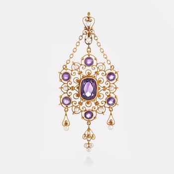 1119. A necklace set with amethysts and pearls.