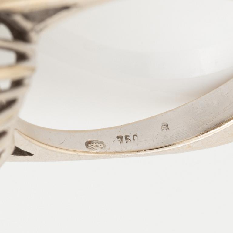 An 18K white gold ring ste with round brilliant-cut diamonds.