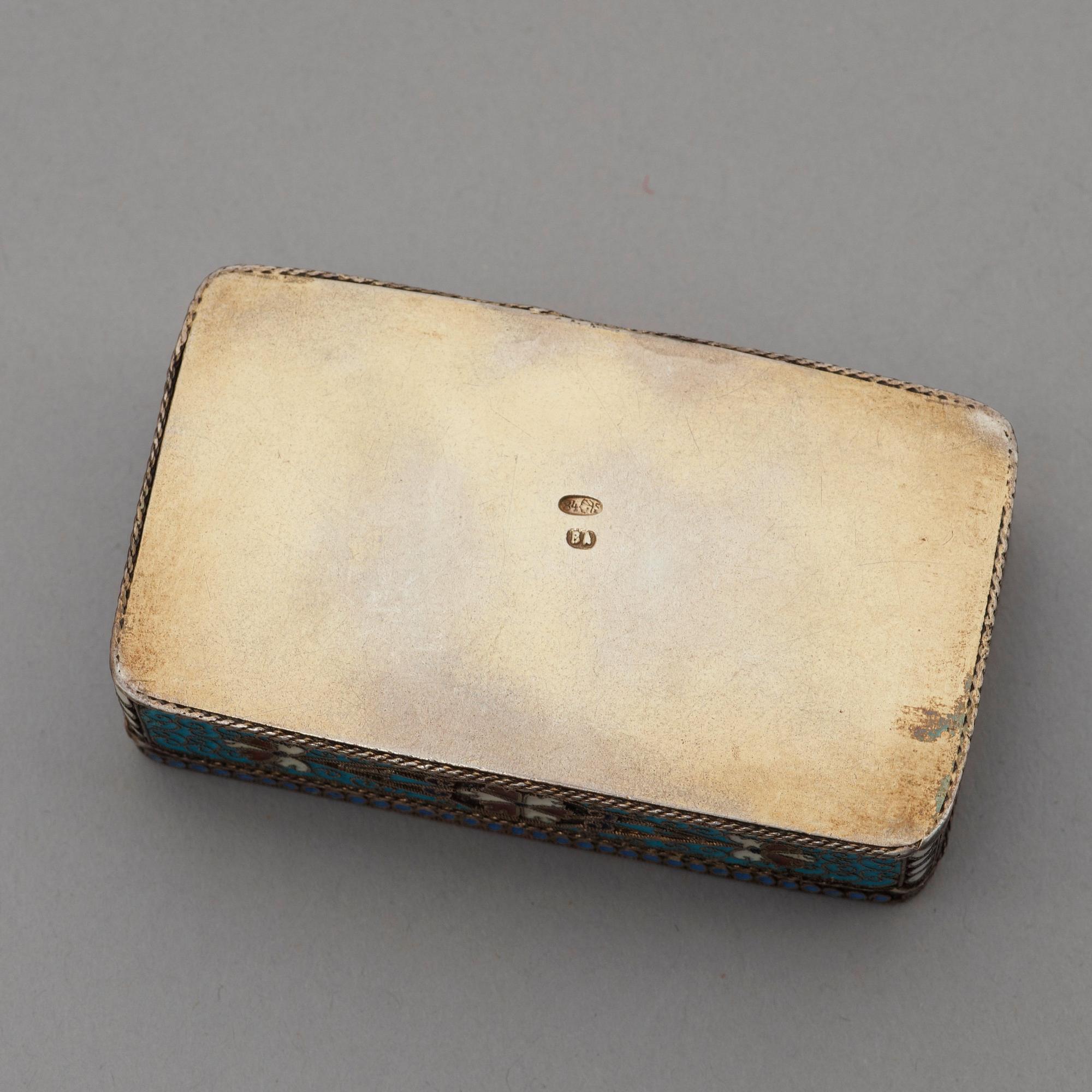 A Russian early 20th century parcel gilt snuff-box, marks of Wasilij Agafonow, Moscow 1899-1908.