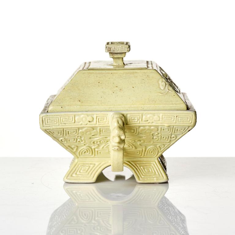 An archaistic porcelain vessel with cover, Qing dynasty with Guangxu six character mark and of the period (1875-1908).