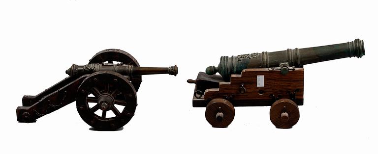 MODELLKANONER, 2 st, brons och trä, 1900-tal.
