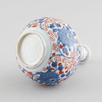 A Chinese 18th century porcelain vase.