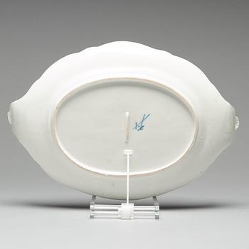 TERRIN med LOCK och FAT, porslin. Meissen, 1700-tal.