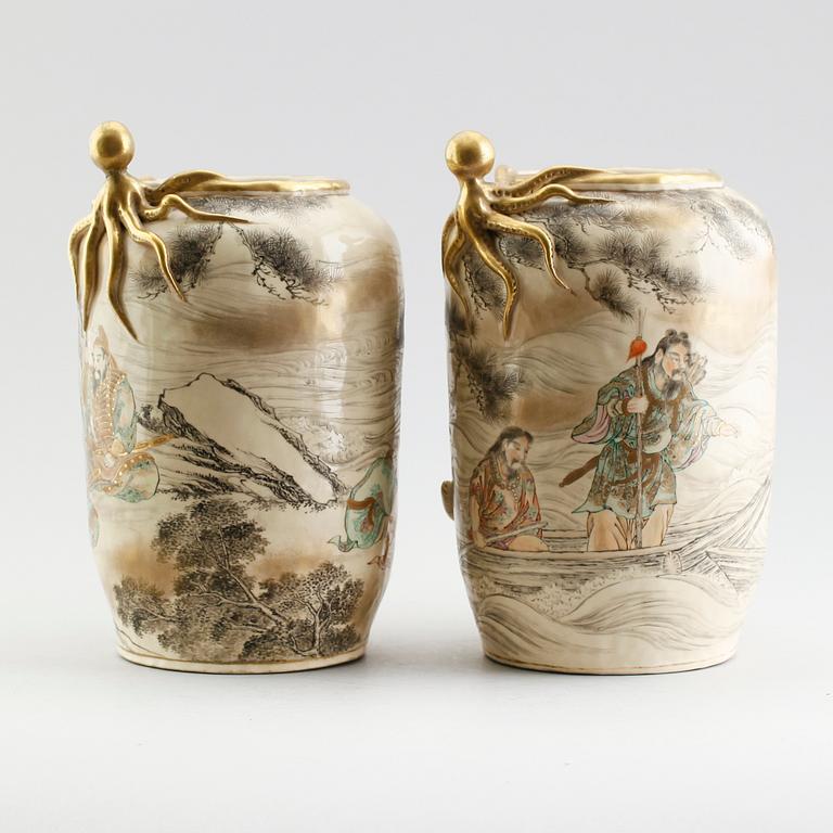 VASER, 1 par, porslin, Japan, Satsuma, 1900-talets första hälft.