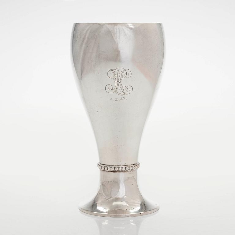 Maljakko, hopeaa, Kultakeskus, Hämeenlinna 1932. N 633 g.