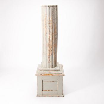 KOLONNSKÅP, gustaviansk, 1800-talets första hälft.