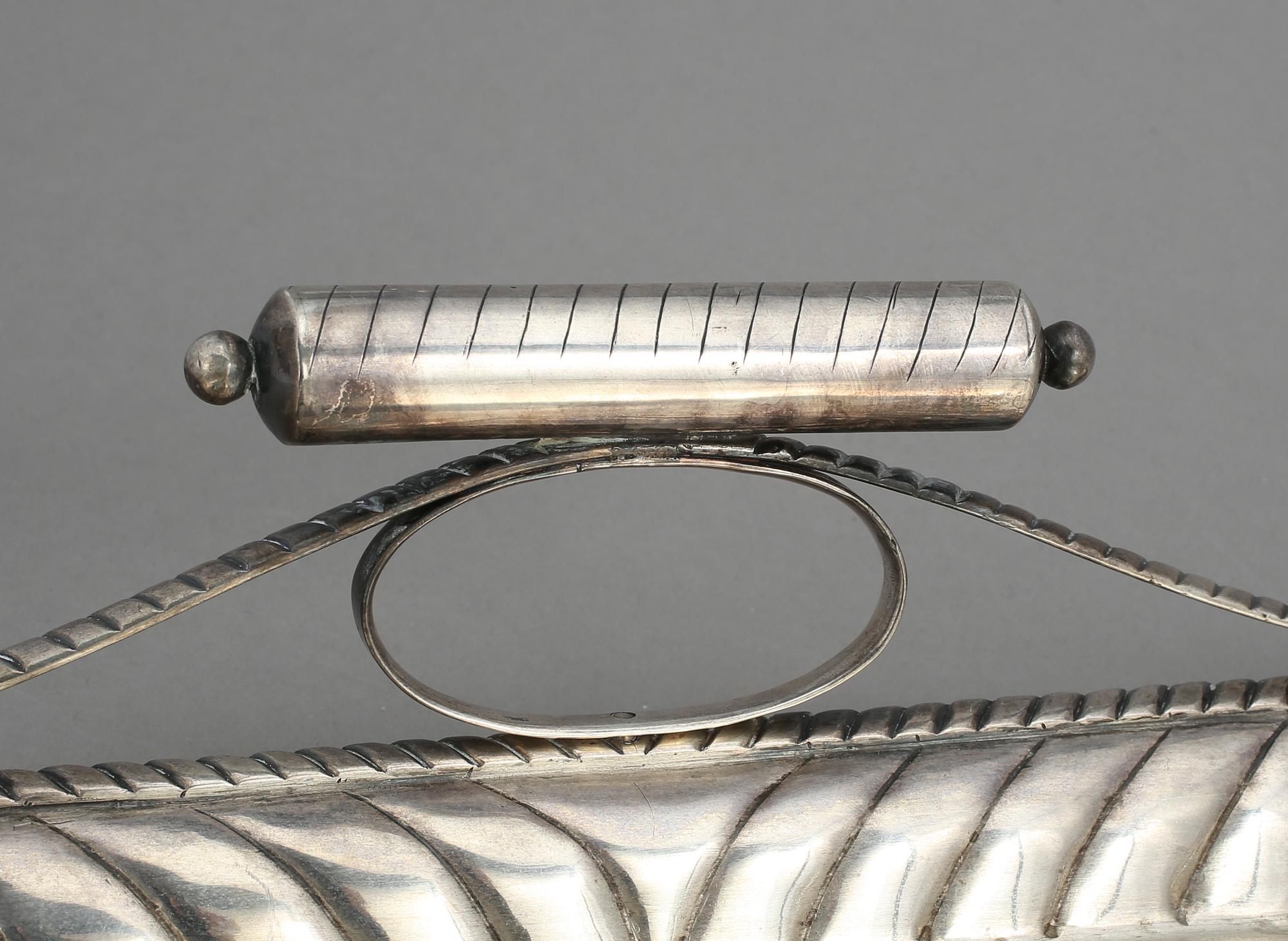 BRICKA, silver, troligen Baltikum, 1900-tal. Vikt  2160 g.