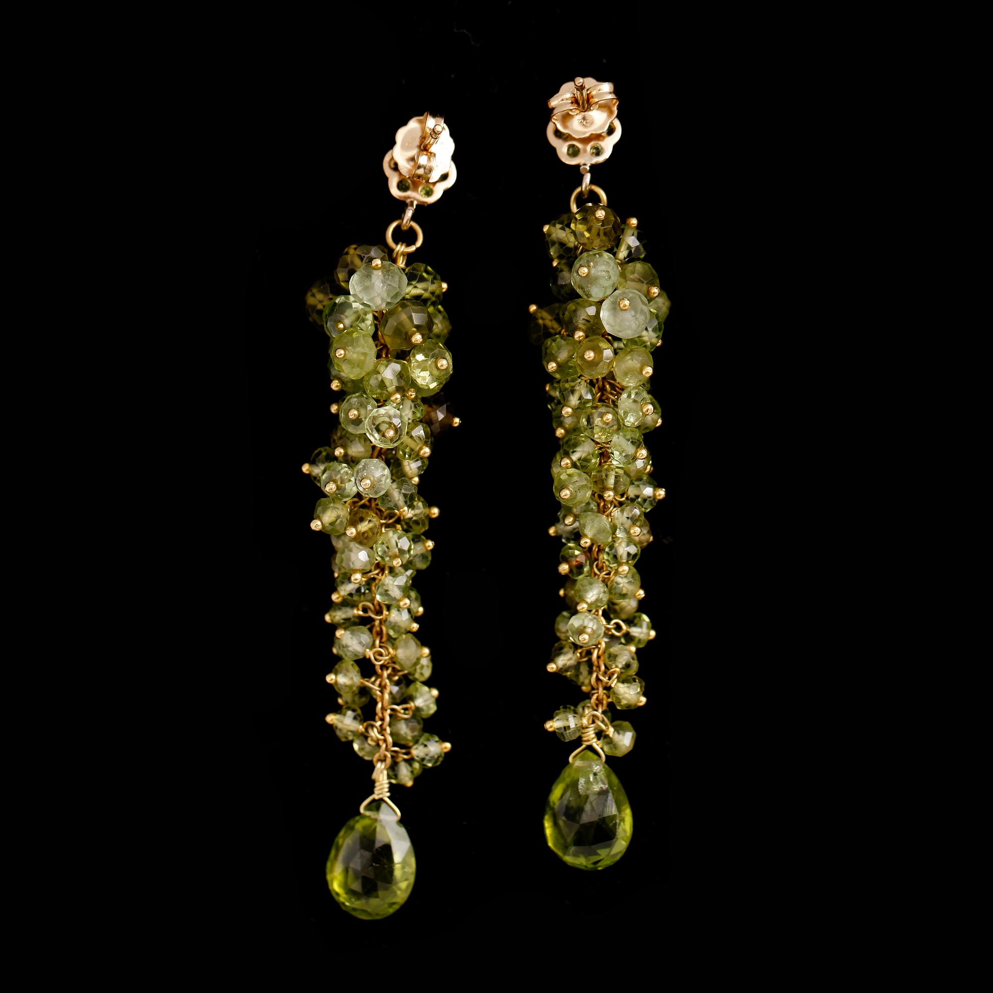 ÖRHÄNGEN, 1 par, 18 k guld, peridoter tot ca 58.00 ct, diamanter tot ca 0.22 ct.