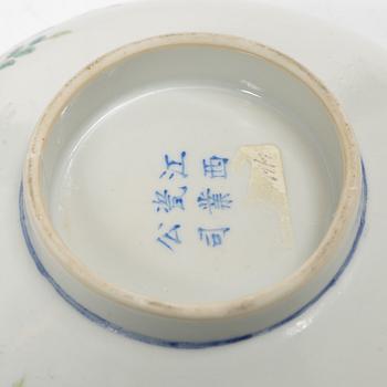 Skålar, två stycken samt skålfat, porslin, Kina, 1900-tal.