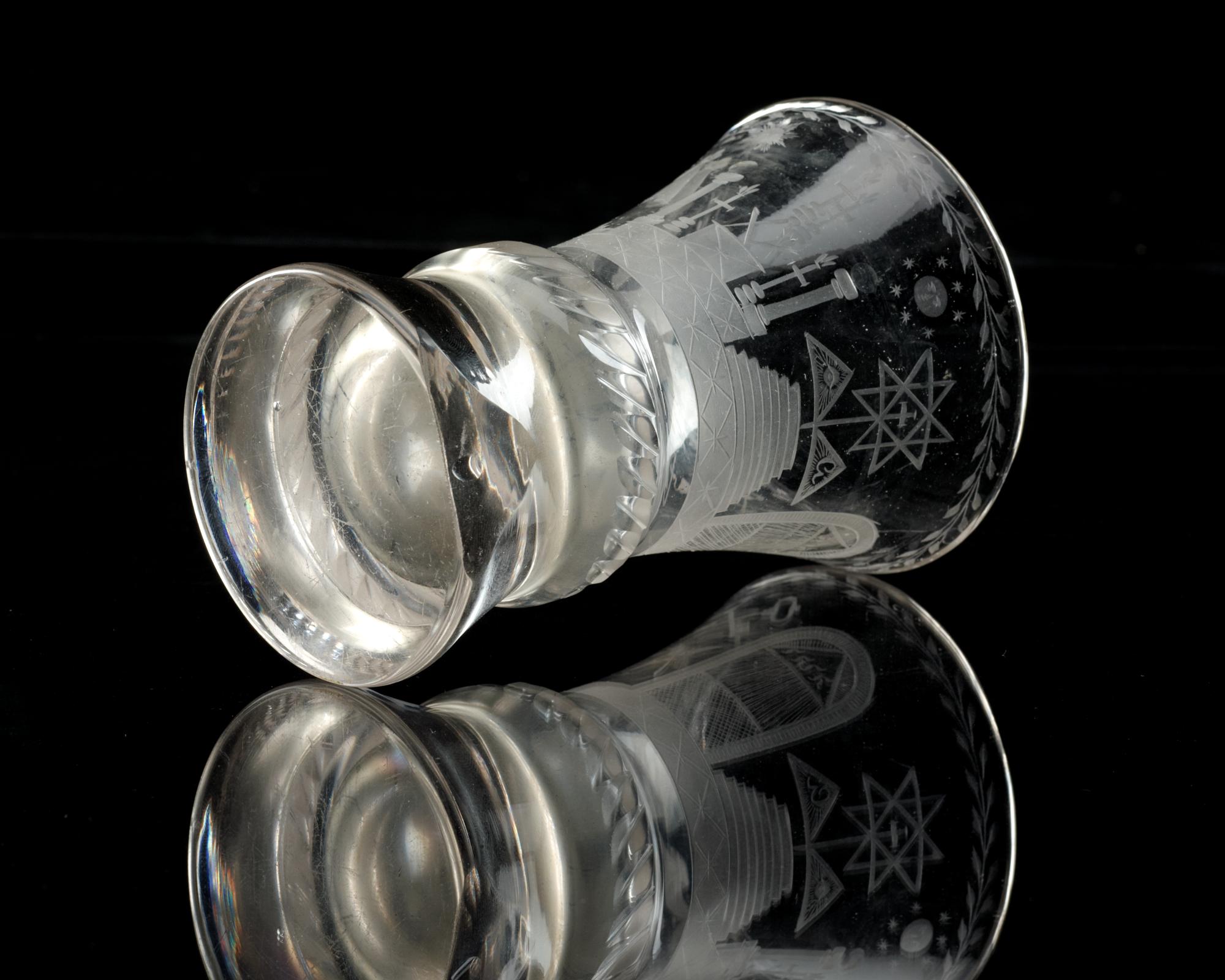 FRIMURARGLAS. Sengustavianskt, 1800-talets början.