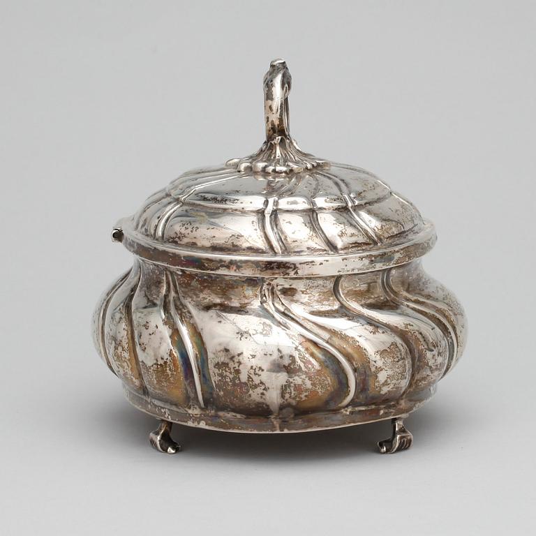 SOCKERSKRIN, silver, rokokostil, med svenska importstämplar, 1900-talets första hälft. Vikt ca 348 gram.
