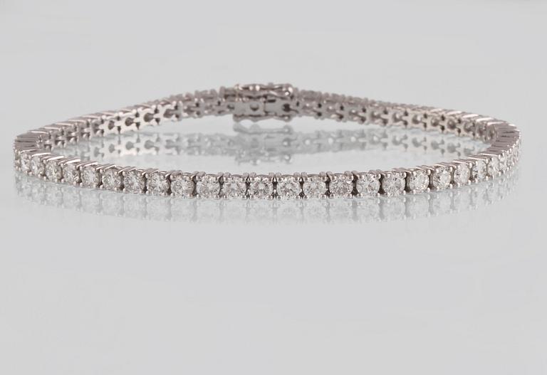 ARMBAND, 18K vitguld med briljantslipade diamanter ca 5,89 ct. Vikt 12,2 gram.